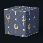 Caixinha De Lembrancinhas Tridente Dourado e Azul Marinho Marítimo Vintage<br><div class="desc">Favor das caixas com um tridente de ouro vintage gravado com um padrão de traço de pérolas azul e dourada.</div>