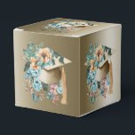 Caixinha De Lembrancinhas Tropical Floral Graduação Hat e Partido Tassel<br><div class="desc">Excelente maneira de personalizar qualquer evento ou sua vida cotidiana! Uma paleta sofisticada de texturas de abstrato médio misto adiciona o pop de cor perfeito para o seu estilo pessoal. Também transferível para material escolar/de escritório ou decoração para uma sala de fabricação em casa fácil de fazer você mesmo! Para...</div>