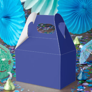 Caixinha De Lembrancinhas um avião voando no céu