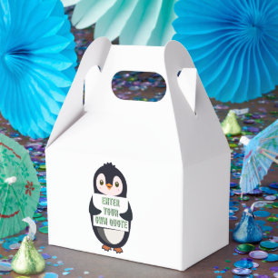 Caixinha De Lembrancinhas Um pinguim segurando um sinal com texto personaliz