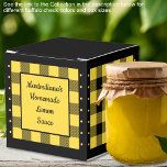 Caixinha De Lembrancinhas Xadrez de Búfalo - Amarelo e Preto - Clássico<br><div class="desc">Caixa de favores clássica xadrez de búfalo amarela e preta. O texto em ambos os lados da caixa é personalizável. Se você usar o botão/ferramenta 'editar design', também poderá adicionar suas próprias imagens/fotos. Outras opções de cores disponíveis. Veja a Coleção de todos os tamanhos de caixas e cores xadrez de...</div>