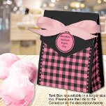 Caixinha De Lembrancinhas Xadrez de Búfalo - Preto e Rosa - 3x1.5x3.25 Tenda<br><div class="desc">Caixa de favor de tenda xadrez de búfalo preta e rosa. O texto é personalizável. Se você usar o botão/ferramenta 'editar design', também poderá adicionar suas próprias imagens/fotos. Outras cores, formas e tamanhos de caixa disponíveis. Veja a Coleção de todos os tamanhos de caixa e cores xadrez de búfalo aqui:...</div>