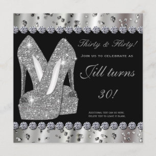 calçados de salto alto com brilho prateado convite