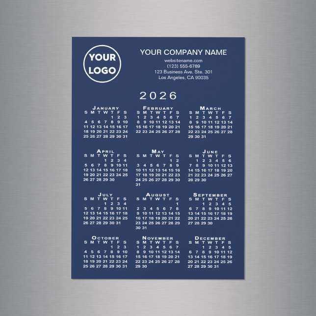 Calendário 2026 Logotipo comercial Texto Marinho M (2026 Calendar Business Logo Text Navy Magnet Card, in situ)