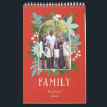 Calendário Arch Frame Floral Feliz Foto de Natal Feliz<br><div class="desc">Esta bela fotografia de arco no calendário de Natal apresenta elementos florais desenhados à mão em vários tons de verde, menta, lacre, esbranquiçada. Incluem-se os pinheiros, flores, prigos, folhas, bagas, juntamente com a mão moderna, esfolada em branco, lendo "Feliz Natal". A cor de fundo é um tradicional vermelho clássico de...</div>