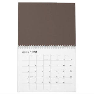 Calendário Confiante contra um muro marrom Na moda