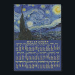 Calendário de 2024 anos, noite estelar ou fotogram<br><div class="desc">Esta imã de geladeira mensal do calendário de 2024 anos mostra os dias da semana para cada mês em amarelo-claro, fácil de ler. Vincent van Gogh é uma bela e famosa pintura "A Noite Estrelada" está acima do calendário. Pintado durante a permanência do pintor holandês do posto Impressionista no asilo...</div>