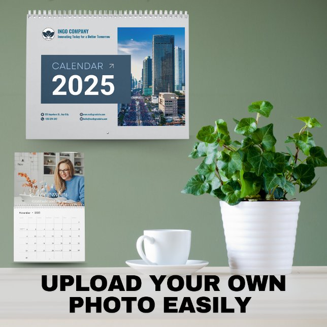 Calendário de Parede de Fotos da Família de Script (Create Your Own 2025 Modern Family Photo Calendar)