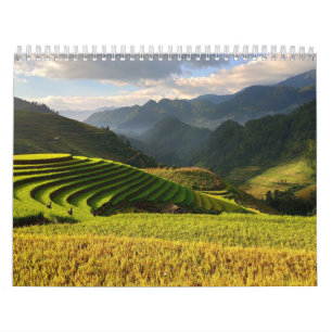 Calendário plantas de colheita em montanhas com céu nublado