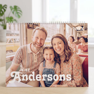 Calendário Tipografia Retro e Groovy com Foto de Família Pers