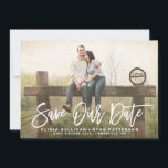 Caligrafia russa | Guardar o Anúncio de Data<br><div class="desc">Guarde o anúncio de data com letra manuscrita,  com caligrafia de pincel rústica e padrão dourado. Itens semelhantes e outras cores estão disponíveis. Personalize este moderno salve a data adicionando seus detalhes. Outras cores estão disponíveis.</div>