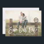 Caligrafia russa | Guardar o Anúncio de Data<br><div class="desc">Guarde o anúncio de data com letra manuscrita,  com caligrafia de pincel rústica e padrão dourado. Itens semelhantes e outras cores estão disponíveis. Personalize este moderno salve a data adicionando seus detalhes. Outras cores estão disponíveis.</div>