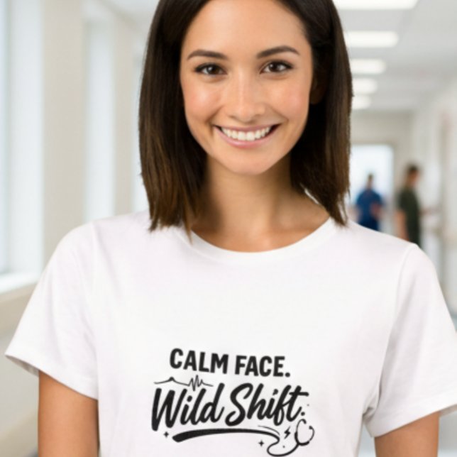 Calm Face Wild Shift Frontline Woman Nurse T-Shirt (Criador carregado)