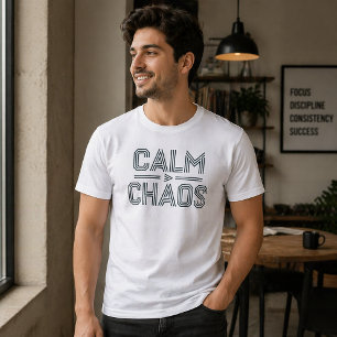 Calma Sobre o T-Shirt de Tipografia Mínima Caos