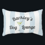 Cama Para Animais De Estimação Funny Personalizado Stripes Martini Dog Lounge<br><div class="desc">Uma cama de animais de estimação com personalidade, esta design de capricho apresenta extensas faixas em azul claro e branco com um gráfico martini e um texto "Dog Lounge" que você pode personalizar com o nome do seu cachorro. Este item faz um excelente de sotaque para a sua sala, sala...</div>