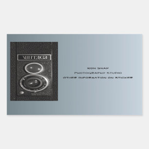 Câmera do vintage em etiquetas do nome e endereç