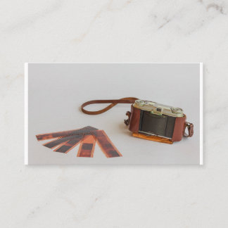 câmera velha com negativo no cartão de visita