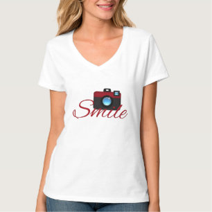 Camera Vermelha e t-shirt fotógrafa sorridente