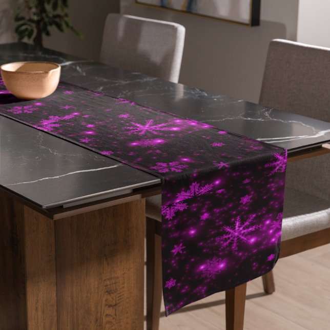 Caminho De Mesa Grande Flocos de Neve Brancos Flocos de Neve Profundament (White Snowflakes Deep Purple Background Table Runner)