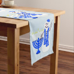 Caminho De Mesa Grande O boneco de neve de Hanukkah bonito adiciona seu<br><div class="desc">Personalize este corredor bonito da mesa do boneco de neve de Hanukkah com seu nome para uma adição do divertimento a sua mesa do feriado. Projetado com os três bonecos de neve em cada lado, o centro deste corredor da mesa de Hanukkah tem três Menorahs/Hanukiahs e textos minúsculos HANUKKAH FELIZ...</div>