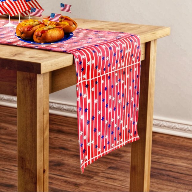 Caminho De Mesa Médio Bandeiras (Adorn your Independence table with the Flag Stripes Table Runner!)