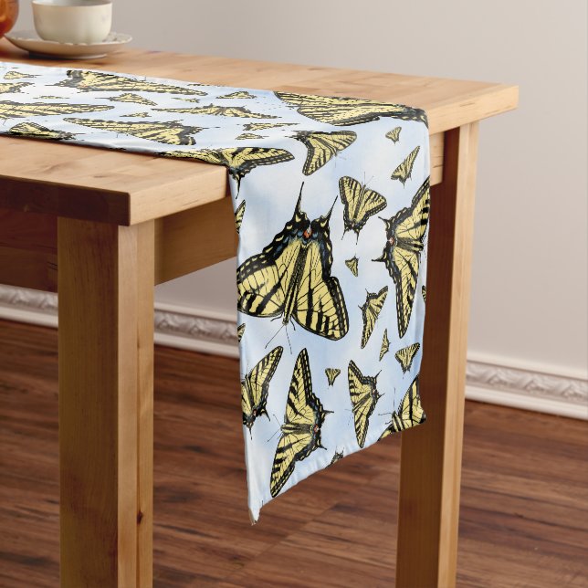 Caminho De Mesa Médio Borboletas de Swallowtail Amarelo Céu Azul (No Local)