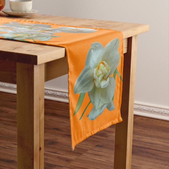 Caminho De Mesa Médio Bridal Crown Daffodils Feche a Mesa (No Local)