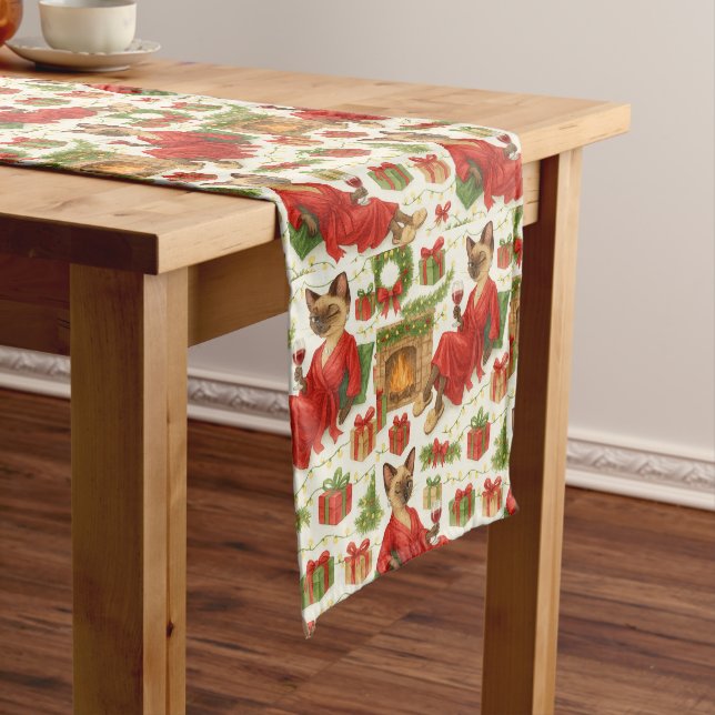 Caminho De Mesa Médio Christmas Siamese Cat Celebrating at home (No Local)