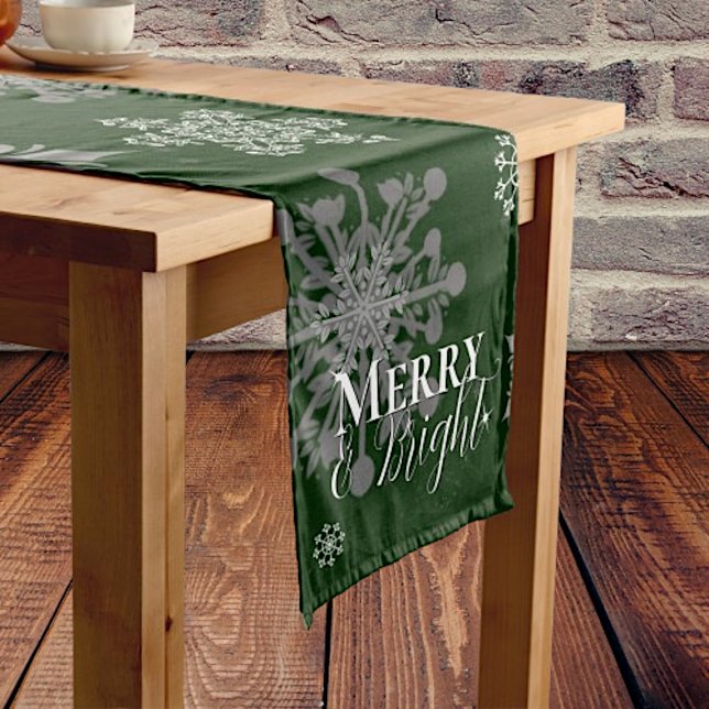 Caminho De Mesa Médio Feliz Verde e Neve Brilhante Natal (Green Merry and Bright Snowflakes Christmas Table Runner)