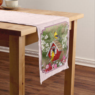 Caminho De Mesa Médio Goldfinches e Red Birdhouse Pink