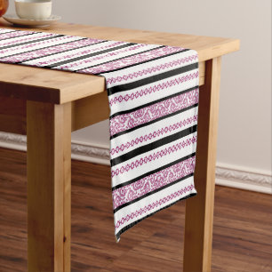 Caminho De Mesa Médio Listras pretas e brancas com padrão floral magenta