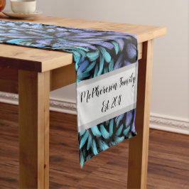 Caminho De Mesa Médio Manteiga e pétalas azuis modernas personalizadas