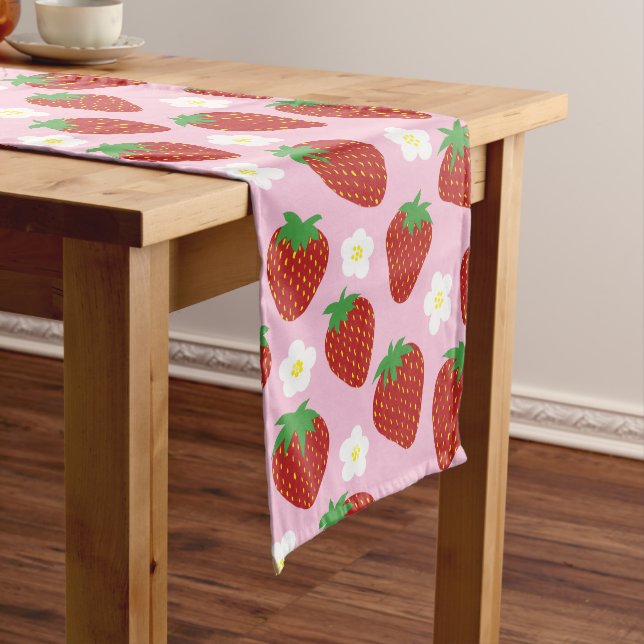 Caminho De Mesa Médio Padrão de Morango Fofo em Fundo Rosa (No Local)