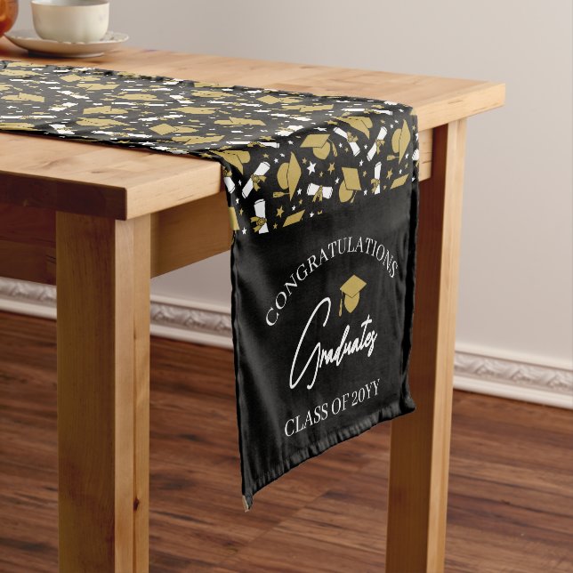 Caminho De Mesa Médio Parabéns Graduado Dourado e Branco Com Ano (No Local)