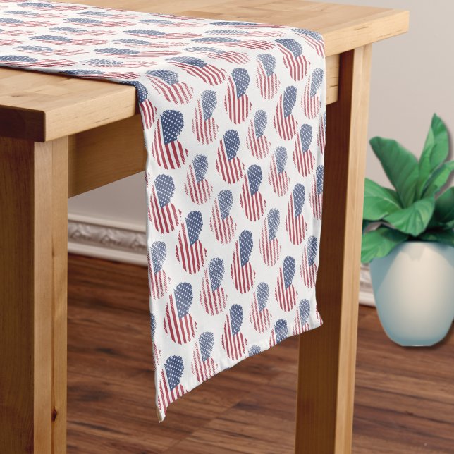 Caminho De Mesa Médio Patriótico Azul Branco da bandeira americana (Cute Patriotic American Flag Rustic Heart Pattern Medium Table Runner)