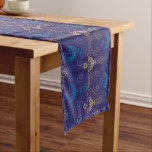 Caminho De Mesa Médio Primeira Vela do Festival das Luzes de Hanukkah<br><div class="desc">Primeira Vela de Hanukkah. Feliz Festival de Chanucá de Luzes Belo convite de festas Cartão de Férias Judaico. Lindo fundo de Chanukkah Feriado Judaico com símbolos decorativos tradicionais de Chanukah - sonhos de madeira (topo giratório), rosquinhas, hanukkiah menorah, velas, estrela de David e luzes brilhantes padrão azul de marinho dourado...</div>