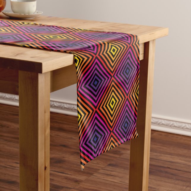 Caminho De Mesa Médio Psicodélico Rainbow Chevron Patterno (No Local)