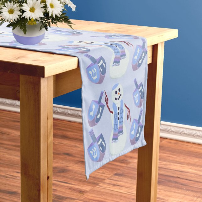 Caminho De Mesa Médio Snowman Dreidels Jewish Holiday Blue Hanukkah (The overall pattern of snowmen and dreidels on this Hanukkah tablerunner will transform any table )