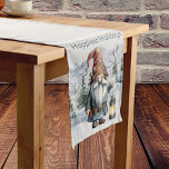 Caminho De Mesa Médio Watercolor Winter Christmas Gnomo<br><div class="desc">Adicione um toque festivo e encantador à sua decoração natal esta temporada de festas com um corredor de Mesa de Natal Watercolor. design de corredor de mesa apresenta um alegre gnomo de Natal segurando uma lanterna iluminada com um fundo florestal de montanha com neve caindo. decoração de casa de férias...</div>
