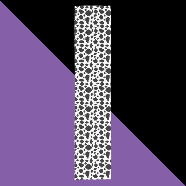 Caminho De Mesa Pequeno Black and White Cow Print Farmhouse (A table runner with a black and white cow pattern)