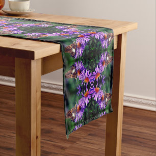 Caminho De Mesa Pequeno Borboleta-Dama Pintada na Abstrato da Flor Aster