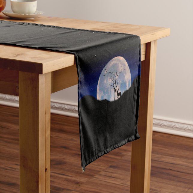 Caminho De Mesa Pequeno Buck com grande rack contra a lua cheia (No Local)