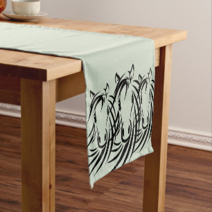 Caminho De Mesa Pequeno Cabeças de Cavalo Preto em Verde