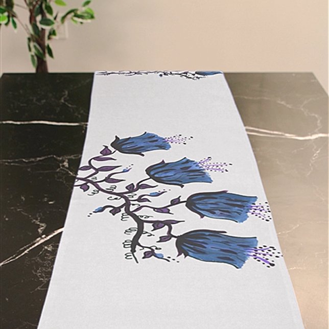 Caminho De Mesa Pequeno Canterbury Belts Azul no Mesa Flores de Vinha (Blue Canterbury Bells on Vine Flowers Table Runner)