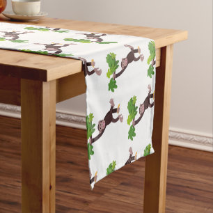 Caminho De Mesa Pequeno Chimpanzé bonito na selva pendurada em desenho ani