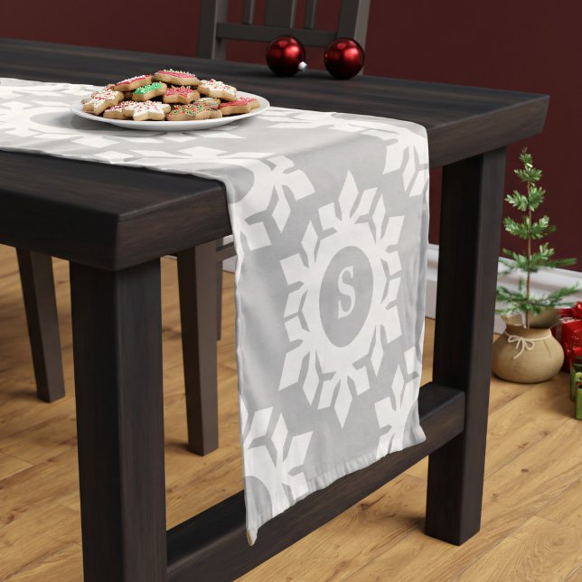 Caminho De Mesa Pequeno Cinza de Neve Monograma Mesa de Natal (A bold gray and white snowflake pattern Christmas table runner with space for your initial)
