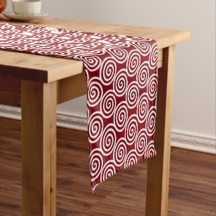 Caminho De Mesa Pequeno Círculos Espirais Abstratos em Borgonha e Branco