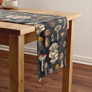Caminho De Mesa Pequeno Cogumelos Selvagens em preto de grafite