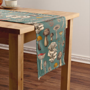 Caminho De Mesa Pequeno Cogumelos selvagens em verde-pinheiro
