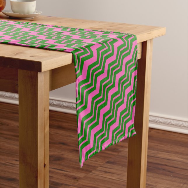 Caminho De Mesa Pequeno Design de Ziguezague Chevron Verde Rosa  (No Local)